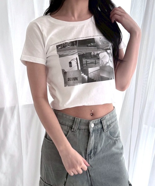 fiere(フィエール)の「フォト×モノクロデザインプリントショート丈半袖Tシャツ(Tシャツ/カットソー・レディース・ホワイト・WM)」の1枚目の写真
