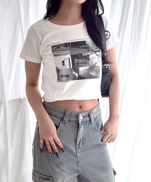 fiere(フィエール)の「フォト×モノクロデザインプリントショート丈半袖Tシャツ(Tシャツ/カットソー・レディース・ホワイト・WM)」の3枚目の写真