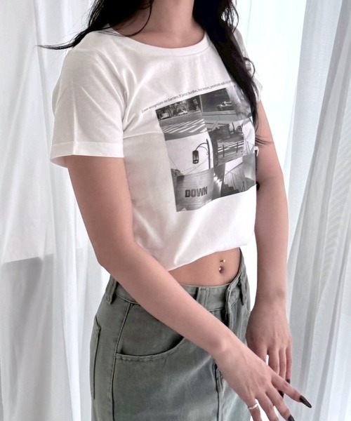 fiere(フィエール)の「フォト×モノクロデザインプリントショート丈半袖Tシャツ(Tシャツ/カットソー・レディース・ホワイト・WM)」の2枚目の写真