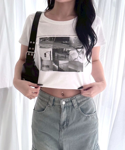 fiere(フィエール)の「フォト×モノクロデザインプリントショート丈半袖Tシャツ(Tシャツ/カットソー・レディース・ホワイト・WM)」の5枚目の写真