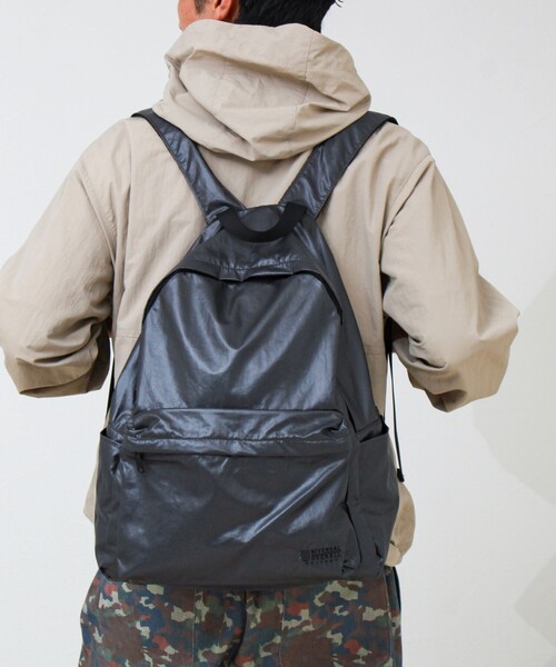 UNIVERSAL OVERALL(ユニバーサルオーバーオール)の「【UNIVERSAL OVERALL】Surplus ANYTIME daily rucksack(バックパック/リュック・メンズ・チャコールグレー/ダークカーキ・FREE)」の12枚目の写真