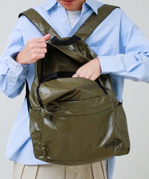 UNIVERSAL OVERALL(ユニバーサルオーバーオール)の「【UNIVERSAL OVERALL】Surplus ANYTIME daily rucksack(バックパック/リュック・メンズ・チャコールグレー/ダークカーキ・FREE)」の19枚目の写真
