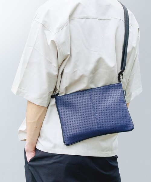 Sobagni(ソバニ)の「パンチングサコッシュ(ショルダーバッグ・メンズ・ボルドー/グレー/レッド/ブラック/ネイビー/ホワイト/ライトグレー/ダークブラウン・FREE)」の1枚目の写真