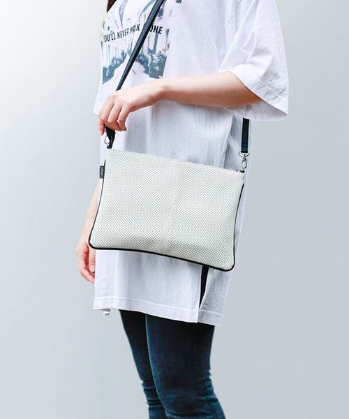 Sobagni(ソバニ)の「パンチングサコッシュ(ショルダーバッグ・メンズ・ボルドー/グレー/レッド/ブラック/ネイビー/ホワイト/ライトグレー/ダークブラウン・FREE)」の2枚目の写真