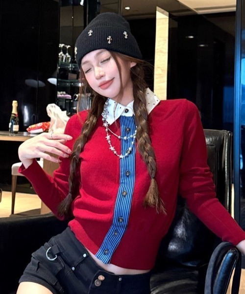 AVYL(アヴィル)の「ドット襟×デニムドッキング Vネックニットカーディガン(ニット/セーター・レディース・レッド/グレー・M)」の2枚目の写真