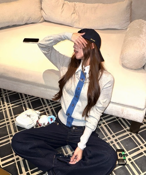 AVYL(アヴィル)の「ドット襟×デニムドッキング Vネックニットカーディガン(ニット/セーター・レディース・レッド/グレー・M)」の18枚目の写真