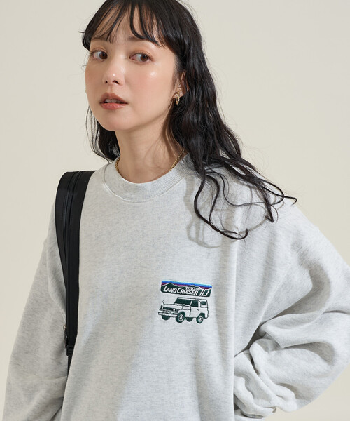 FREAK'S STORE(フリークスストア)の「ランクル ワッペンデザイン クルーネックスウェット/ランドクルーザー(スウェット・メンズ・ワインレッド/グリーン/ブラック/ライトグレー・LARGE/MEDIUM)」の3枚目の写真