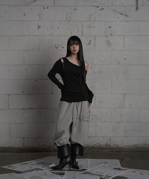 ETRE AU SOMMET(エトレオソメ)の「Asymmetric Zipper Corset Top (Black)(Tシャツ/カットソー・レディース・ブラック・FREE)」の4枚目の写真