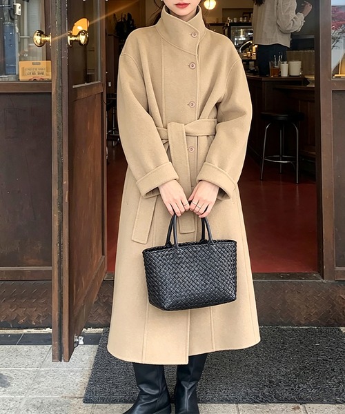 Doux Belle(ドゥーベル)の「ウエストベルト×スタンドカラーロングコート(チェスターコート・レディース・ベージュ/ダークブラウン/ブラック/ダークグレー・FREE)」の4枚目の写真