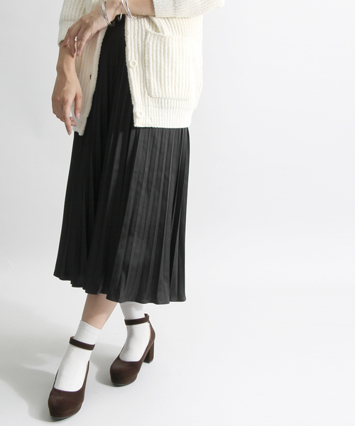 WEGO(ウィゴー)の「WEGO/サテンプリーツスカート(スカート・レディース・ダークグリーン/ブラック/ワイン/ピンク/ダークブラウン/サックスブルー・FREE)」の2枚目の写真