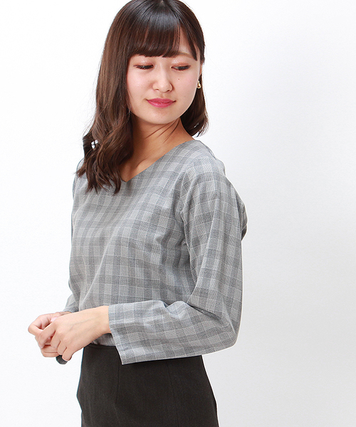 TRUDEA（トルディア）の「ダブルクロス　ソフトⅤネックプルオーバー（シャツ/ブラウス・レディース・ホワイト×グレー/ブラウン/オフホワイト/チャコールグレー/ベージュ/ホワイト×ブラック/ライトグレー/ネイビー/ブラック/モカ・MEDIUM/LARGE）」の3枚目の写真