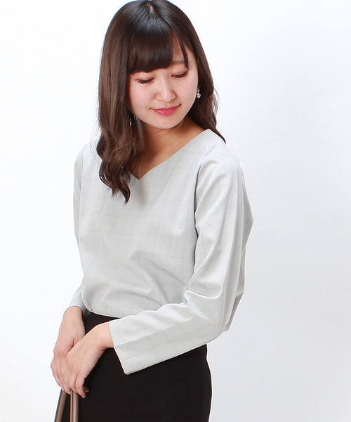 TRUDEA（トルディア）の「ダブルクロス　ソフトⅤネックプルオーバー（シャツ/ブラウス・レディース・ホワイト×グレー/ブラウン/オフホワイト/チャコールグレー/ベージュ/ホワイト×ブラック/ライトグレー/ネイビー/ブラック/モカ・MEDIUM/LARGE）」の4枚目の写真