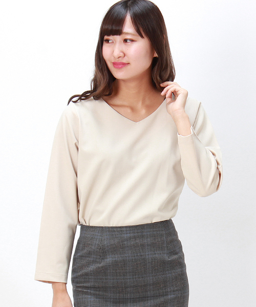 TRUDEA（トルディア）の「ダブルクロス　ソフトⅤネックプルオーバー（シャツ/ブラウス・レディース・ホワイト×グレー/ブラウン/オフホワイト/チャコールグレー/ベージュ/ホワイト×ブラック/ライトグレー/ネイビー/ブラック/モカ・MEDIUM/LARGE）」の9枚目の写真