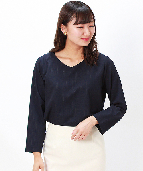 TRUDEA（トルディア）の「ダブルクロス　ソフトⅤネックプルオーバー（シャツ/ブラウス・レディース・ホワイト×グレー/ブラウン/オフホワイト/チャコールグレー/ベージュ/ホワイト×ブラック/ライトグレー/ネイビー/ブラック/モカ・MEDIUM/LARGE）」の10枚目の写真