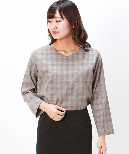 TRUDEA（トルディア）の「ダブルクロス　ソフトⅤネックプルオーバー（シャツ/ブラウス・レディース・ホワイト×グレー/ブラウン/オフホワイト/チャコールグレー/ベージュ/ホワイト×ブラック/ライトグレー/ネイビー/ブラック/モカ・MEDIUM/LARGE）」の7枚目の写真