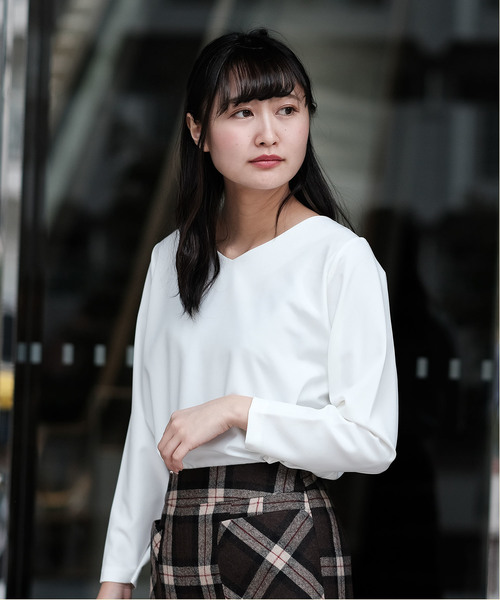 TRUDEA（トルディア）の「ダブルクロス　ソフトⅤネックプルオーバー（シャツ/ブラウス・レディース・ホワイト×グレー/ブラウン/オフホワイト/チャコールグレー/ベージュ/ホワイト×ブラック/ライトグレー/ネイビー/ブラック/モカ・MEDIUM/LARGE）」の2枚目の写真