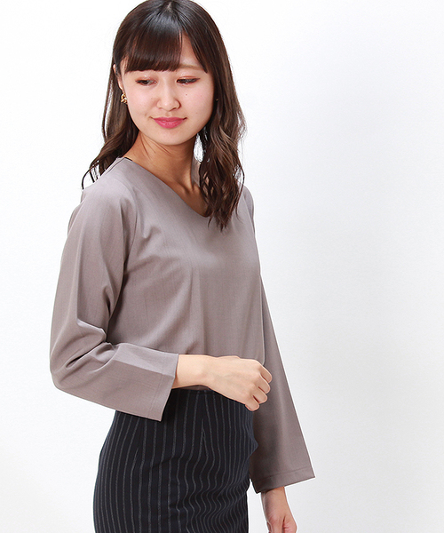 TRUDEA（トルディア）の「ダブルクロス　ソフトⅤネックプルオーバー（シャツ/ブラウス・レディース・ホワイト×グレー/ブラウン/オフホワイト/チャコールグレー/ベージュ/ホワイト×ブラック/ライトグレー/ネイビー/ブラック/モカ・MEDIUM/LARGE）」の8枚目の写真