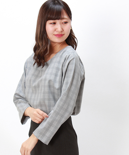 TRUDEA（トルディア）の「ダブルクロス　ソフトⅤネックプルオーバー（シャツ/ブラウス・レディース・ホワイト×グレー/ブラウン/オフホワイト/チャコールグレー/ベージュ/ホワイト×ブラック/ライトグレー/ネイビー/ブラック/モカ・MEDIUM/LARGE）」の18枚目の写真