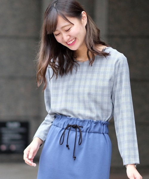 TRUDEA（トルディア）の「ダブルクロス　ソフトⅤネックプルオーバー（シャツ/ブラウス・レディース・ホワイト×グレー/ブラウン/オフホワイト/チャコールグレー/ベージュ/ホワイト×ブラック/ライトグレー/ネイビー/ブラック/モカ・MEDIUM/LARGE）」の19枚目の写真