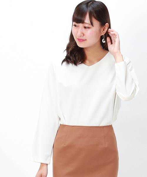 TRUDEA（トルディア）の「ダブルクロス　ソフトⅤネックプルオーバー（シャツ/ブラウス・レディース・ホワイト×グレー/ブラウン/オフホワイト/チャコールグレー/ベージュ/ホワイト×ブラック/ライトグレー/ネイビー/ブラック/モカ・MEDIUM/LARGE）」の21枚目の写真