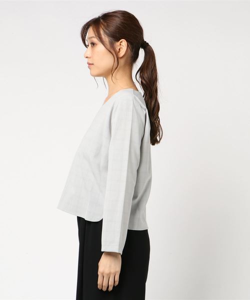TRUDEA（トルディア）の「ダブルクロス　ソフトⅤネックプルオーバー（シャツ/ブラウス・レディース・ホワイト×グレー/ブラウン/オフホワイト/チャコールグレー/ベージュ/ホワイト×ブラック/ライトグレー/ネイビー/ブラック/モカ・MEDIUM/LARGE）」の12枚目の写真