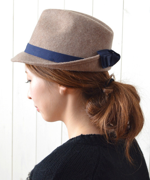 SHIPS for women(シップスフォーウィメン)の「BETTINA:フェルトリボン ハット(ハット・レディース・キャメル/ネイビー/ブルー系その他/ベージュ系その他・ONE SIZE)」の4枚目の写真