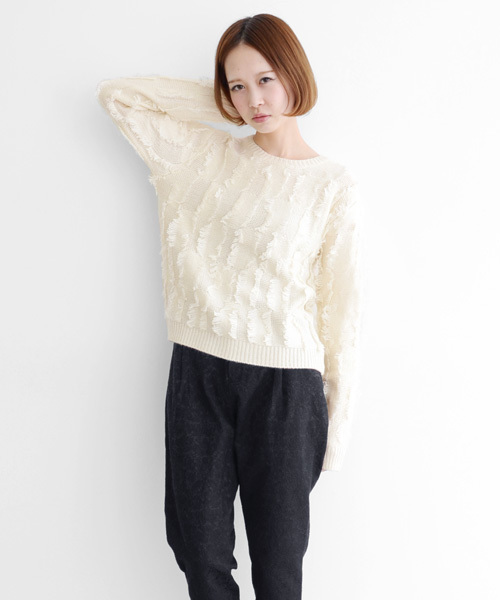 KBF（ケイビーエフ）の「KBF フリンジニットプルオーバー（ニット/セーター・レディース・オフホワイト/ブラック/イエロー・ONE）」の2枚目の写真