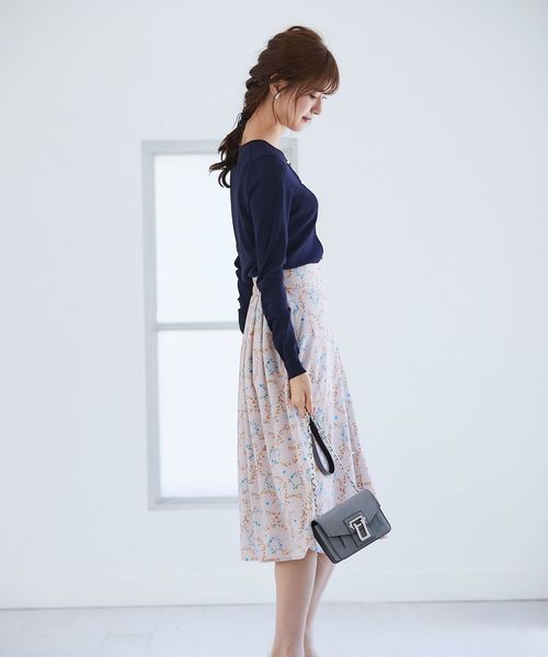 tocco closet(トッコ クローゼット)の「UV加工お花釦カーディガン(カーディガン/ボレロ・レディース・ネイビー/バイオレット/レッド系その他・M)」の5枚目の写真