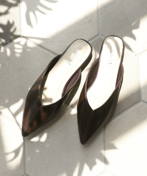 VIVIAN（ヴィヴィアン）の「ポインテッドトゥセンターステッチデザインVカットスリッパサンダル（サンダル・レディース・ブラック/アイボリー/キャメル/パイソン/グレー系その他7/ダークブラウン/グレー/グリーン/ゼブラ・LL/S/M/L）」の5枚目の写真