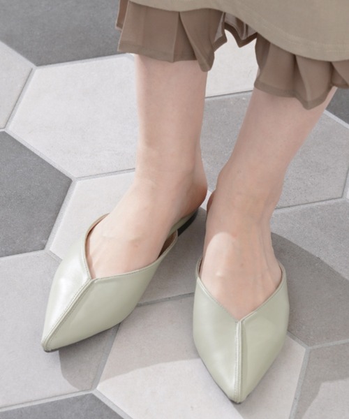 VIVIAN（ヴィヴィアン）の「ポインテッドトゥセンターステッチデザインVカットスリッパサンダル（サンダル・レディース・ブラック/アイボリー/キャメル/パイソン/グレー系その他7/ダークブラウン/グレー/グリーン/ゼブラ・LL/S/M/L）」の6枚目の写真