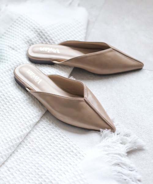 VIVIAN（ヴィヴィアン）の「ポインテッドトゥセンターステッチデザインVカットスリッパサンダル（サンダル・レディース・ブラック/アイボリー/キャメル/パイソン/グレー系その他7/ダークブラウン/グレー/グリーン/ゼブラ・LL/S/M/L）」の4枚目の写真