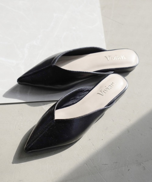 VIVIAN（ヴィヴィアン）の「ポインテッドトゥセンターステッチデザインVカットスリッパサンダル（サンダル・レディース・ブラック/アイボリー/キャメル/パイソン/グレー系その他7/ダークブラウン/グレー/グリーン/ゼブラ・LL/S/M/L）」の3枚目の写真