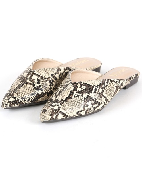 VIVIAN（ヴィヴィアン）の「ポインテッドトゥセンターステッチデザインVカットスリッパサンダル（サンダル・レディース・ブラック/アイボリー/キャメル/パイソン/グレー系その他7/ダークブラウン/グレー/グリーン/ゼブラ・LL/S/M/L）」の18枚目の写真