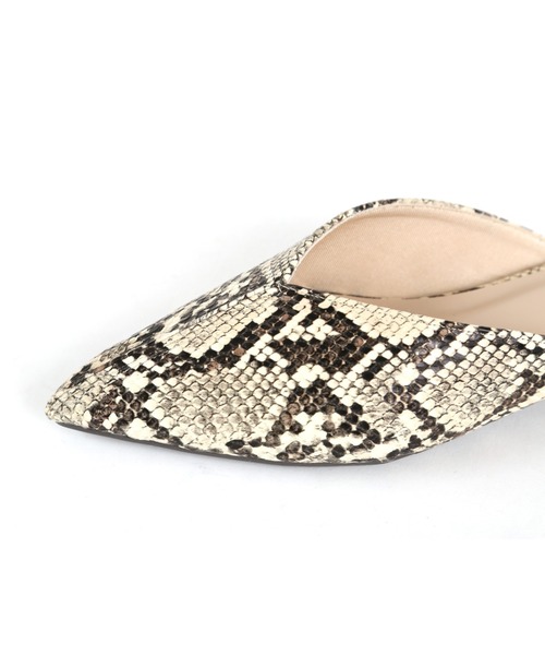 VIVIAN（ヴィヴィアン）の「ポインテッドトゥセンターステッチデザインVカットスリッパサンダル（サンダル・レディース・ブラック/アイボリー/キャメル/パイソン/グレー系その他7/ダークブラウン/グレー/グリーン/ゼブラ・LL/S/M/L）」の19枚目の写真