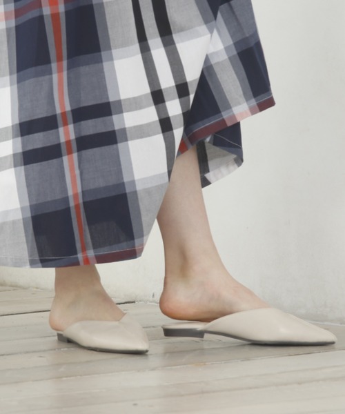 VIVIAN（ヴィヴィアン）の「ポインテッドトゥセンターステッチデザインVカットスリッパサンダル（サンダル・レディース・ブラック/アイボリー/キャメル/パイソン/グレー系その他7/ダークブラウン/グレー/グリーン/ゼブラ・LL/S/M/L）」の22枚目の写真