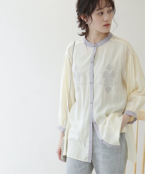 frames RAY CASSIN(フレームスレイカズン)の「【WEB限定】配色バンドカラー刺繍ブラウス(シャツ/ブラウス・レディース・キナリ/オフホワイト/グレイッシュベージュ・FREE)」の5枚目の写真