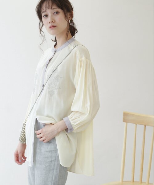 frames RAY CASSIN(フレームスレイカズン)の「【WEB限定】配色バンドカラー刺繍ブラウス(シャツ/ブラウス・レディース・キナリ/オフホワイト/グレイッシュベージュ・FREE)」の6枚目の写真