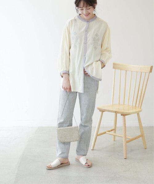 frames RAY CASSIN(フレームスレイカズン)の「【WEB限定】配色バンドカラー刺繍ブラウス(シャツ/ブラウス・レディース・キナリ/オフホワイト/グレイッシュベージュ・FREE)」の10枚目の写真