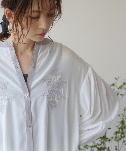 frames RAY CASSIN(フレームスレイカズン)の「【WEB限定】配色バンドカラー刺繍ブラウス(シャツ/ブラウス・レディース・キナリ/オフホワイト/グレイッシュベージュ・FREE)」の3枚目の写真