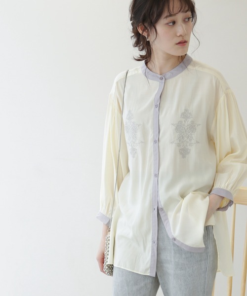 frames RAY CASSIN(フレームスレイカズン)の「【WEB限定】配色バンドカラー刺繍ブラウス(シャツ/ブラウス・レディース・キナリ/オフホワイト/グレイッシュベージュ・FREE)」の2枚目の写真