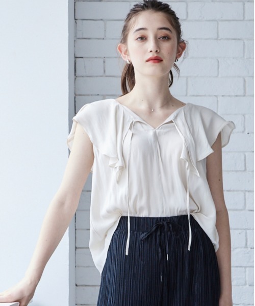 12Twelve Agenda(トゥエルブ アジェンダ)の「前後2wayサテンフリルカラーブラウス(シャツ/ブラウス・レディース・ホワイト/ブラウン/ラベンダー・M)」の1枚目の写真
