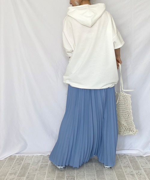 She's Closet(シーズクローゼット)の「裾ドロストビッグシルエットスウェット半袖パーカー(パーカー・レディース・ベージュ/オフホワイト・FREE)」の4枚目の写真