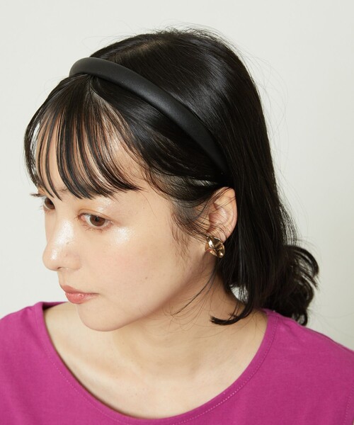 FREAK'S STORE(フリークスストア)の「フェイクレザースリムクッションカチューシャ(カチューシャ・レディース・ナチュラル/ブラック/ベージュ・ONE SIZE)」の2枚目の写真