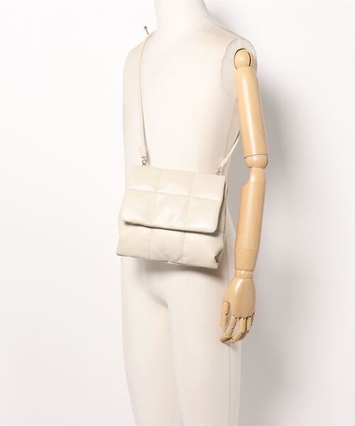 NATURAL BEAUTY BASIC（ナチュラルビューティーベーシック）の「キルトパティッドショルダー（ショルダーバッグ・レディース・ネイビー/オフホワイト・ﾌﾘ-）」の5枚目の写真