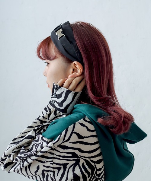 RASVOA（ラスボア）の「ワイドベルテットカチューシャ（カチューシャ・レディース・ブラック・FREE）」の3枚目の写真