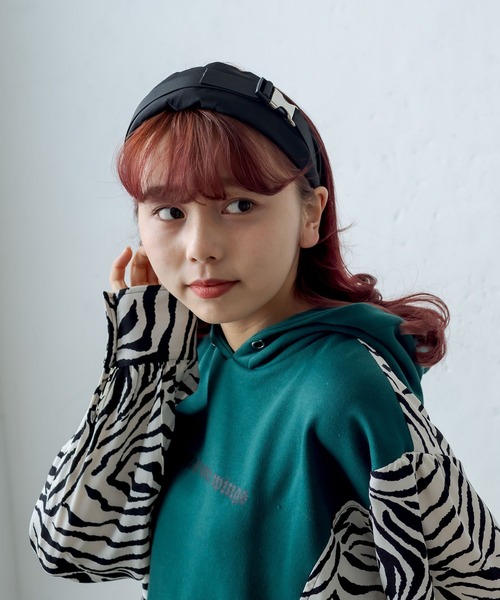 RASVOA（ラスボア）の「ワイドベルテットカチューシャ（カチューシャ・レディース・ブラック・FREE）」の4枚目の写真