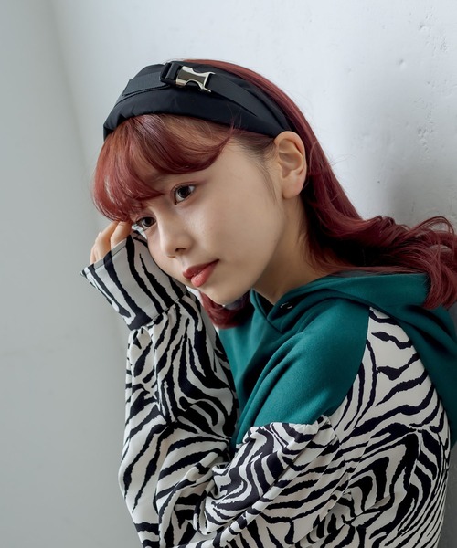 RASVOA（ラスボア）の「ワイドベルテットカチューシャ（カチューシャ・レディース・ブラック・FREE）」の7枚目の写真