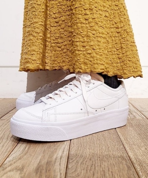 NIKE(ナイキ)の「NIKE / ブレザー LOW プラットフォーム(スニーカー・レディース・ホワイト・25/23.5/24/24.5/23)」の1枚目の写真