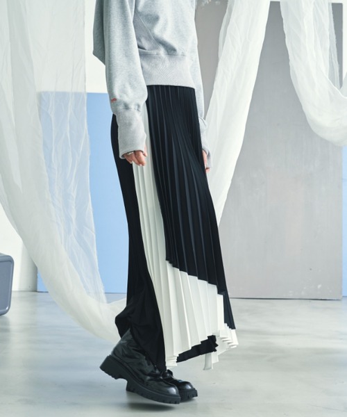 VACANCY（ヴァカンシー）の「アシンメトリープリーツスカート（スカート・レディース・ブラック/ブルー・FREE）」の4枚目の写真