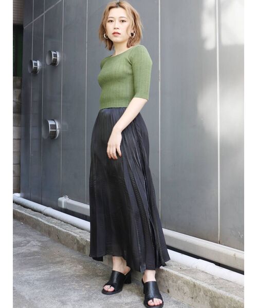 MURUA（ムルーア）の「ディープバックオープンニット(インナーブラ付）（ニット/セーター・レディース・グリーン/ブラック/アイボリー/オレンジ・FREE）」の16枚目の写真